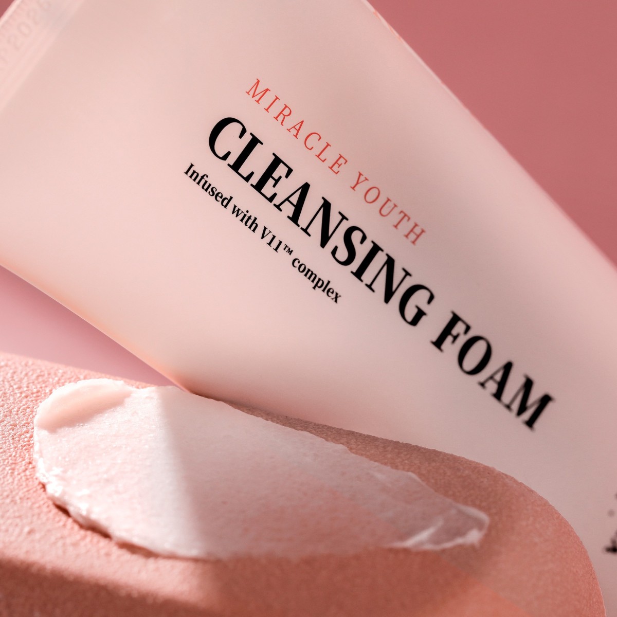 Firming and brightening gel-to-foam cleanser with retinol - Village | MiiN Cosmetics